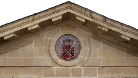 Friso de la Diputación de Navarra, sede del Gobierno, con el nuevo escudo. GN