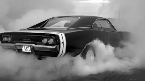 Un veh&iacute;culo quema rueda en la carretera