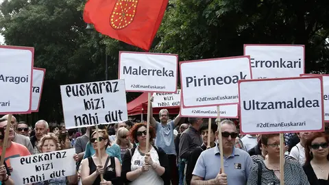 Varias personas en una manifestaci&oacute;n para reclamar el derecho a vivir en euskera en Navarra.