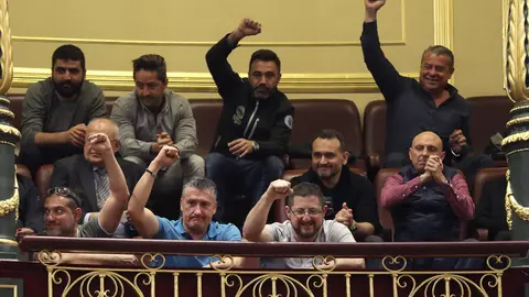 Representantes de los estibadores este jueves en la tribuna del Congreso. EFE