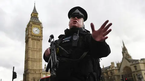 Agentes brit&aacute;nicos acordonan la zona del Parlamento de Westminster tras el ataque terrorista cometido en Londres EFE 3