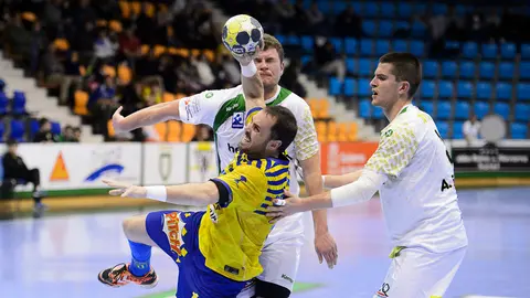 El Helvetia Anaitasuna y el Bidasoa Irún se enfrentan en partido correspondiente a la vigésima segunda jornada de la Liga Asobal. PABLO LASAOSA 16