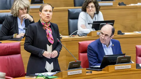 Pleno del Parlamento de Navarra. Uxue Barkos (09). IÑIGO ALZUGARAY
