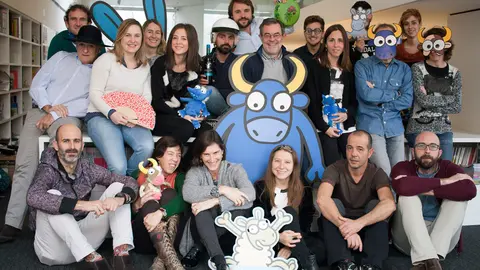 La plantilla de Kukuxumusu junto a Ricardo Bermejo, en el centro.