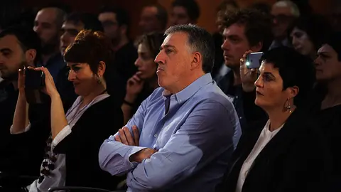 Los partidos que conforman EH Bildu (Sortu, Aralar y EA) firman un compromiso sobre el futuro de la coalici&oacute;n. MIGUEL OS&Eacute;S_4