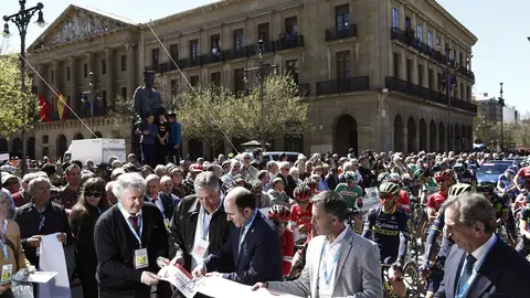 GRA194. PAMPLONA (NAVARRA), 03/2017.- La Plaza del Castillo acoge hoy la salida de la primera etapa de la 57 edici&oacute;n de la Vuelta al Pais Vasco que con un recorrido de 153 kil&oacute;metros tiene la meta situada en la localidad de Sarriguren. En la imagen, el alcalde de Pamplona Joseba Asiron (2i) y el vicepresidente de Desarrollo Econ&oacute;mico del Gobierno de Navarra, Manu Ayerdi (3i) en el corte de la cinta con el que se ha dado inicio a la etapa. EFE/Jes&uacute;s Diges
