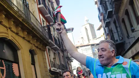 Asir&oacute;n recoge el testigo en forma de Ikurri&ntilde;a durante la Korrika en Pamplona. MIGUEL OS&Eacute;S (1)