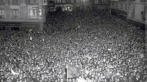 Una multitud concentrada en la Plaza Consistorial el 14 de abril de 1931 asiste a la proclamación de la II República. 