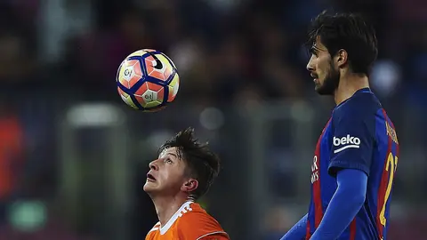 El centrocampista portugu&eacute;s del FC Barcelona Andr&eacute; Filipe Tavares (d) y el centrocampista del Osasuna Miguel Olavide durante el partido de la trig&eacute;sima cuarta jornada de liga en Primera Divisi&oacute;n que se disputa esta noche en el estadio del Camp Nou. EFE/Alejandro Garc&iacute;a