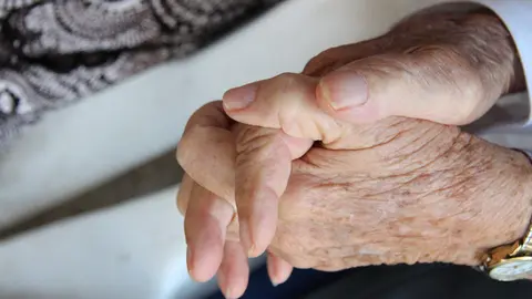 Una pareja de ancianos, de la mano