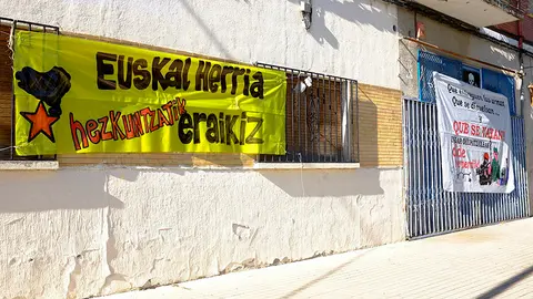 Pancartas en fiestas de la Chantrea con consignas a favor de los presos etarras y en contra de las Fuerzas y Cuerpos de Seguridad del Estado.