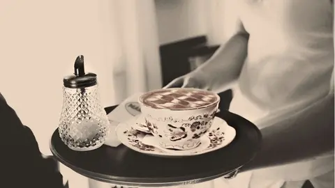 La protagonista de Que me quieras es una jovencísima camarera que dobla turnos en restaurantes.