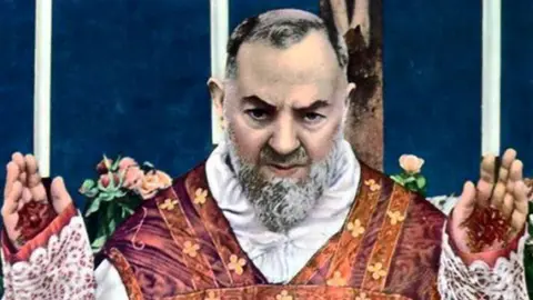 El padre Pío al que se atribuyen múltiples casos de bilocación y que llevó en su cuerpo las llagas de Jesucristo por más de 50 años.