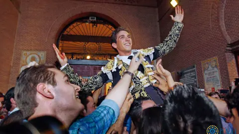 El joven torero Gin&eacute;s Mar&iacute;n sale por la puerta grande tras su faena en la feria de San Isidro.