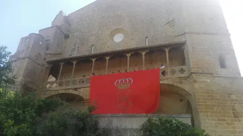 Un grupo de ciudadanos coloca una gran bandera de Navarra en la igledsia y fortaleza de Santa Mar&iacute;a de Uju&eacute; CEDIDA