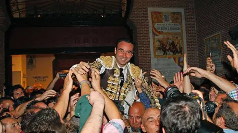 Enrique Ponce sale por la puerta grande de Las Ventas tras cortar dos orejas en la feria de San Isidro de 2017 PLAZA 1