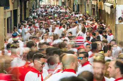 Las calles de Pamplona disfrutan del buen tiempo y el buen ambiente en el viernes de Sanfermines DANIEL FERNÁNDEZ (8)