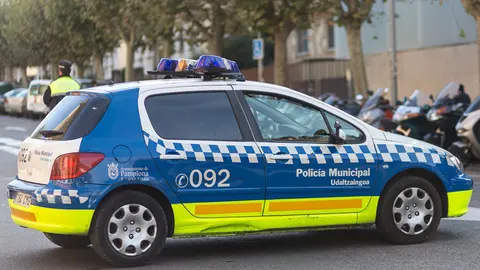 Un coche de la Polic&iacute;a Municipal de Pamplona. I&Ntilde;IGO ALZUGARAY  