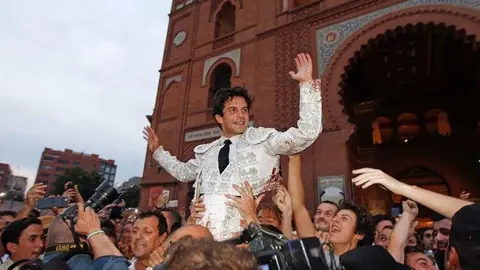 Juan del &Aacute;lamo sale a hombros de la plaza de las Ventas tras su &eacute;xito en San Isidro.