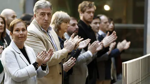 La presidenta del Gobierno de Navarra, Uxue Barkos (i), y el alcalde de Pamplona Joseba Asir&oacute;n (2i), durante un acto realizado en el Palacio de Navarra. EFE/Jes&uacute;s Diges