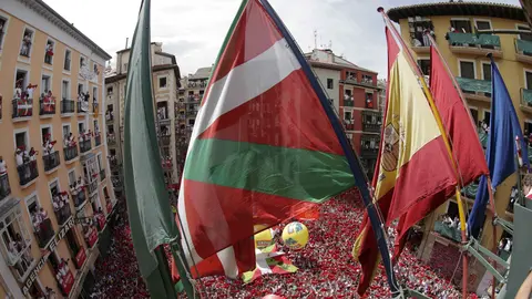 GRA182. PAMPLONA (NAVARRA) 06/07/2017.- Cientos de personas en la Plaza del Ayuntamiento de Pamplona tras el lanzamiento del tradicional "Txupinazo" desde el balc&oacute;n del Ayuntamiento con el que se da inicio a las fiestas de San Fermin 2017. EFE/Jes&uacute;s Diges