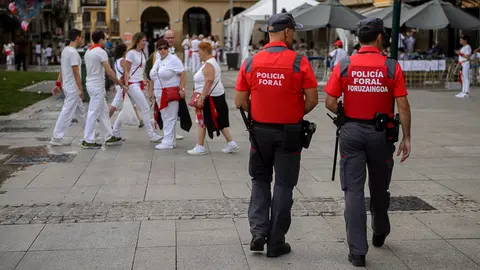 Policía Foral patrulla las calles de San Fermín 2017. PABLO LASAOSA