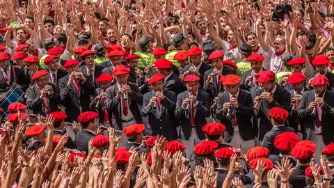 Cientos de personas asisten al Chupinazo que da comienzo a las fiestas de San Fermin en Pamplona. MAITE H MATEO (10)