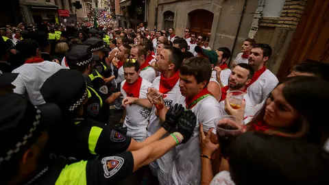 La Procesión de San Fermín a su paso por la calle Curia. NAVARRA.COM  10