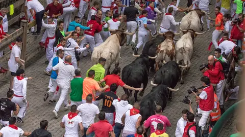 Tercer encierro de San Fermín 2017 con toros de Puerto de San Lorenzo en el tramo de Telefónica. MAITE H. MATEO