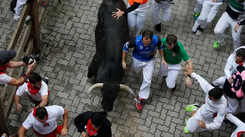 Quinto encierro de la ganader&iacute;a de Jandilla en la bajada al callej&oacute;n 04 REUTERS