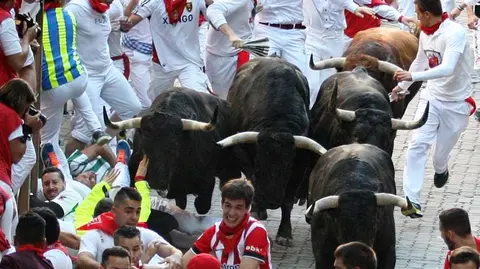Los toros de la ganader&iacute;a madrile&ntilde;a de Victoriano del R&iacute;o a su paso por la calle Estafeta durante el sexto encierro de los Sanfermines 2017. EFE (13)