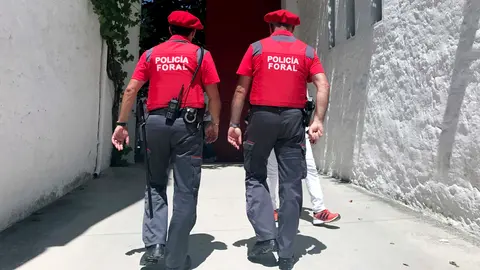 Dos agentes de la Polic&iacute;a Foral en el patio de caballos de la plaza de toros de Pamplona durante los Sanfermines de 2017 (1)