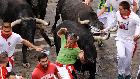 Último encierro de los sanfermines 2017 con la ganadería de Miura en el tramo de telefónica. MIGUEL OSÉS (3)