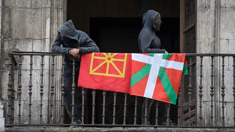 Varias personas ocupan el Palacio de Rozalejo, en Navarreria, para usarlo como Gaztetxe. PABLO LASAOSA 03