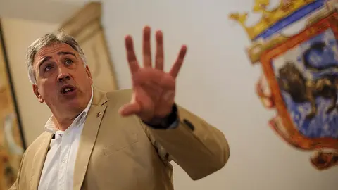 El alcalde Joseba Asir&oacute;n, recibe al primer grupo de personas que participan en una visita guiada a la nueva decoraci&oacute;n del zagu&aacute;n. MIGUEL OS&Eacute;S_11