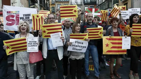 Varios miembros de Bildu, entre ellos los parlamentarios Adolfo Araiz y Bartxo Ruiz, participan en una concentraci&oacute;n en Pamplona en rechazo de la operaci&oacute;n policial desarrollada en Catalu&ntilde;a contra los promotores del refer&eacute;ndum ilegal. EFE/Jes&uacute;s Diges