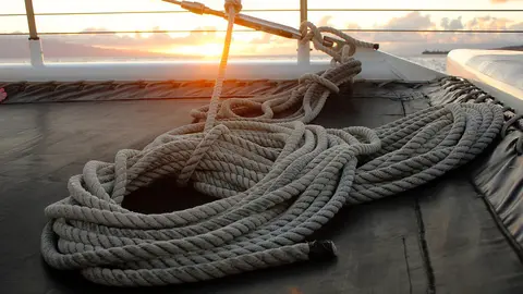 La cubierta de un velero.