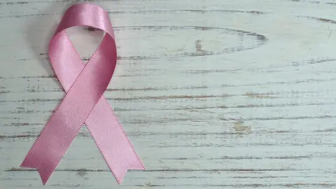 Un lazo rosa, s&iacute;mbolo de la lucha contra el c&aacute;ncer de mama.