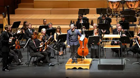 Pablo Fern&aacute;ndez, al violonchelo, junto a la Orquesta Sinf&oacute;nica de Navarra. FOTO OSN