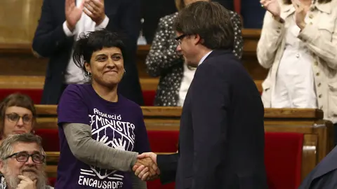 La diputada de la CUP Anna Gabriel y el presidente de Catalu&ntilde;a Carles Puigdemont.  EFE