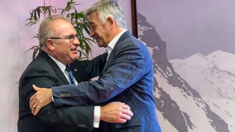 Una representación de la Asociación de Víctimas del Terrorismo (AVT) expone los objetivos y actividades de la entidad en el Parlamento (22). IÑIGO ALZUGARAY