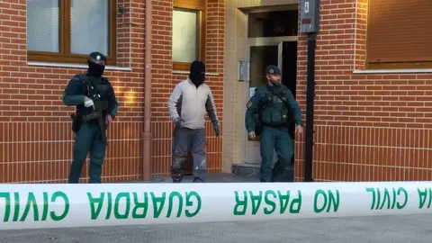 Imagen de la Guardia Civil interviniendo en una operaci&oacute;n contra el yihadismo EUROPA PRESS