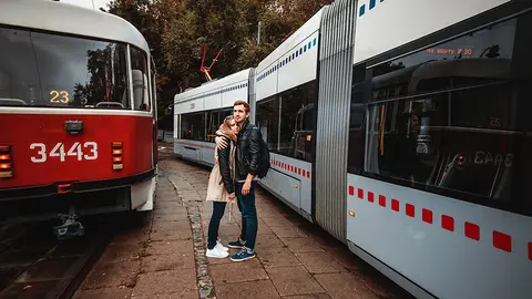 Una pareja aguarda su viaje en una estaci&oacute;n. Archivo.