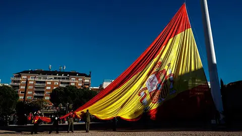 Izado de la bandera de Espa&ntilde;a en el Paseo de Col&oacute;n, en Madrid, el D&iacute;a de la Constituci&oacute;n