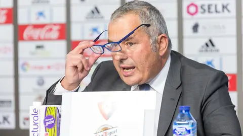 El director general de Osasuna, Fran Canal, analiza la demanda presentada por el ex pre-candidato a la presidencia de la entidad, Juan Ramón Lafón (27). IÑIGO ALZUGARAY