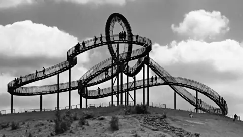 Una escultura que refleja el bucle de la vida