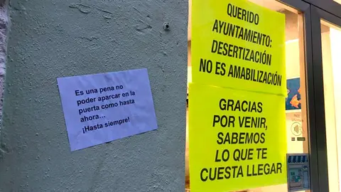 Los carteles que buscan presionar a los comerciantes de Pamplona para que retiren los carteles contrarios a los cambios de tr&aacute;fico