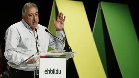 GRAF3739. ANSO&Aacute;IN (NAVARRA), 03/02/2018.- El alcalde de Pamplona Joseba Asir&oacute;n, durante su intervenci&oacute;n hoy en un acto pol&iacute;tico de la izquierda abertzale celebrado en la localidad navarra de Anso&aacute;in, donde ha insistido en que no han llegado a las instituciones para ser una "mera an&eacute;cdota" de cuatro a&ntilde;os, sino que su objetivo es "exprimir el cambio hasta la &uacute;ltima gota". EFE/Jes&uacute;s Diges
