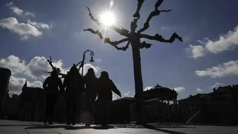 Un grupo de personas pasean por la Plaza del Castillo de Pamplona en un d&iacute;a con tiempo muy fr&iacute;o en la capital navarra. EFE/ Jes&uacute;s Diges