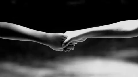 Dos personas hacen las paces tras discutir. ARCHIVO